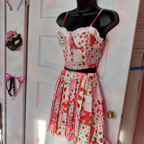 ⭐HOST PICK 🍓 Strawberry kawaii cropped top w/pleated skirt set! 😍 lace trim - Picture 12 of 12